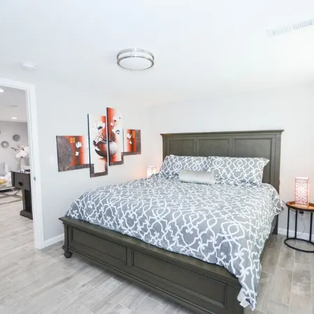 5 bdrms; King Beds, 2 kitchens; Dine/Shop/Scenic Trail; Easy Access to Downtown!
