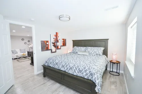 5 bdrms; King Beds, 2 kitchens; Dine/Shop/Scenic Trail; Easy Access to Downtown! - 2-Star