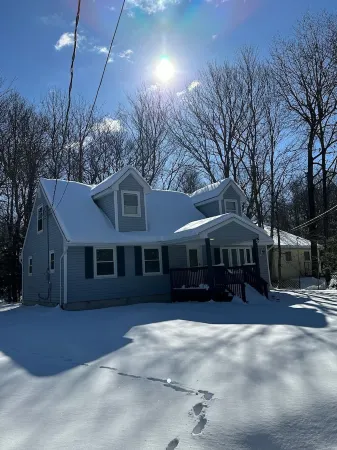 Escape to our Pocono Summit retreat near lakes, ski slopes, and hiking trails Отели рядом с достопримечательностью «Community Church»