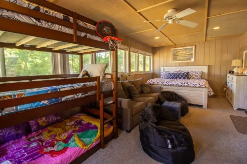 Beaches, decks and fun in the sun!! Sleeps 16+! VERY CLOSE to Lake Michigan!