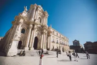 DuoMo SeaView RedSuite-Luxurious, Renovated, Air-conditioned Sea-Free WiFi