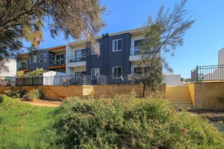 Estuary Waterfront - View from your Courtyard!