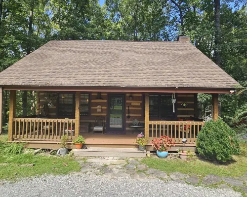 Nature Lovers Paradise- Rustic Cabin on 2 Acres with a Creek! Hotels in Cheatham County