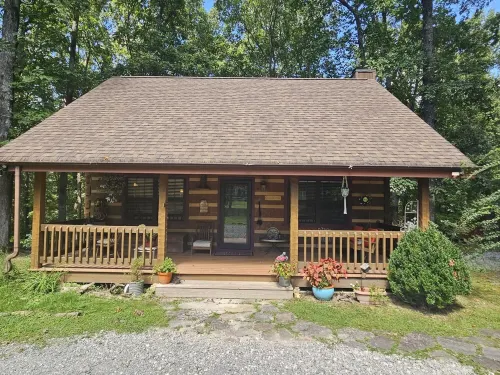Nature Lovers Paradise- Rustic Cabin on 2 Acres with a Creek! Hotels in Cheatham County