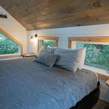 Secret Stash: Secluded Treehouse Overlooking Creek