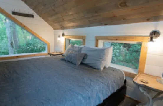 Secret Stash: Secluded Treehouse Overlooking Creek