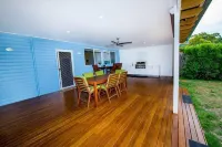 A beach house with colour! Hotels in Shoal Bay