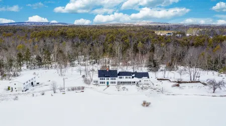 Unit 4 -The Green Room- Abbott Brook Inn