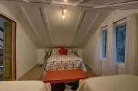 The Honey Pot- peaceful cabin -fireplace and deck Hotels in Sky Valley