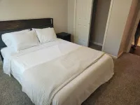 5 minutes to Main Gate Lejeune AND 8 minutes to New River Gate Hotels near Sturgeon City Park