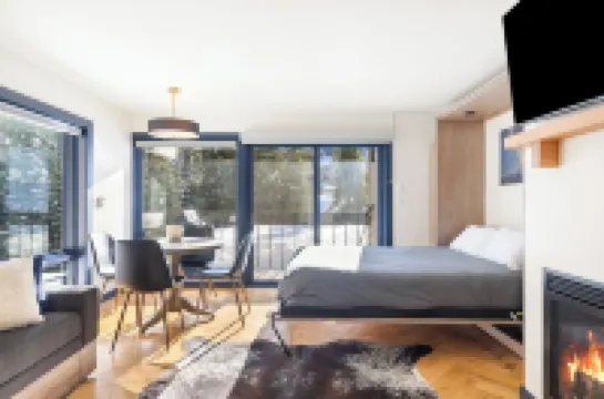 Cozy Condo in an incredible location.