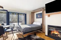 Cozy Condo in an incredible location.