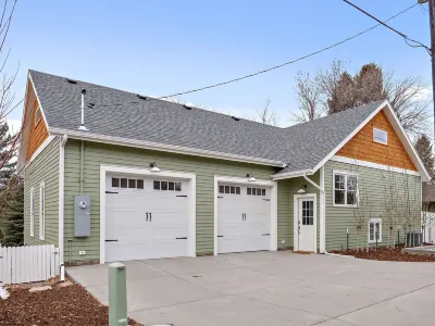 The Kroll House Loft - Location, Comfort, and Fun! Hotels near Nixon & Co. Salon & Boutique