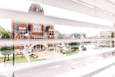 THE SEEKA SUITENEWLY RENOVATED! COZY & MODERN APARTMENT RIGHT ON COURT SQUARE!