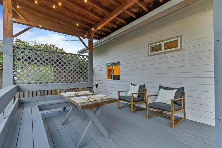 The NorthWest Vibes 6bd/3ba  w/GameRoom Covered String Light Deck w/ BBQ&Firepit