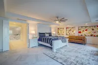 Million Dollar Lake house with Hot tub, King bed Fast Wi-Fi