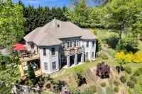 7BR/5BA Asheville Luxury Mansion w/Sauna/ Steam/ Cold/Hottub/Gamerm/MovieTheatre