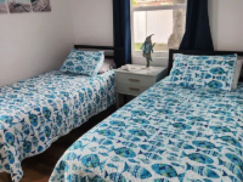 Charming 3-bedroom Aqua Retreat with Patio and Fire Pit in Historic Palmetto. Hoteles en Palmetto