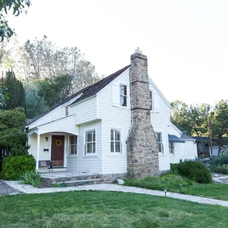 Charming Downtown Home with Wine Nearby. Pet Friendly!!