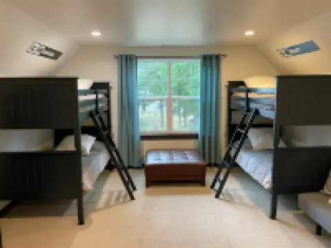 Elkhorn Cabin- In the heart of downtown Packwood, WA. Sleeps 10