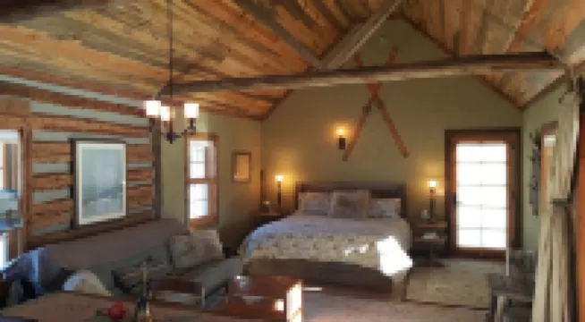 Cozy, Rustic Cabins near Chico Hot Springs & only 35 mins to YELLOWSTONE PARK!!
