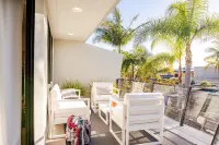 Walk to the Beach/Rooftop Deck with Views/7 beds- 2 Kings/ A/C