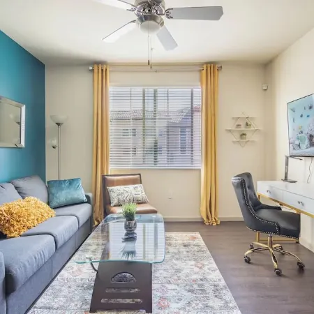 Luxury Suite King Bed 👑 Wi-Fi Pool Gym ✦ 55" Smart TVs 📺 Full Kitchen