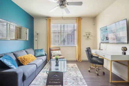 Luxury Suite King Bed 👑 Wi-Fi Pool Gym ✦ 55" Smart TVs 📺 Full Kitchen Отели рядом с достопримечательностью «McGrath Family Farm»