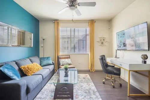 Luxury Suite King Bed 👑 Wi-Fi Pool Gym ✦ 55" Smart TVs 📺 Full Kitchen