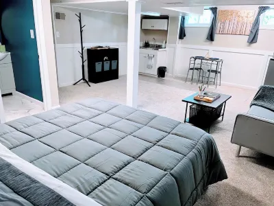 Spacious & Private Unit - Mins away from WVU, Stadium, Hospitals, Free parking