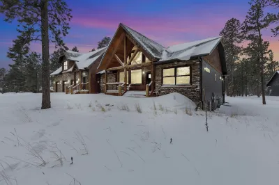 Expansive 7 bedroom, 3 car garage, 2 hot tubs, paved roads, wifi & pool access Hotels in 