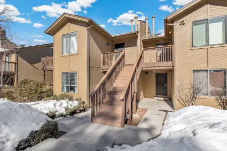 Cozy Retreat in Pines Mins/Downtown!