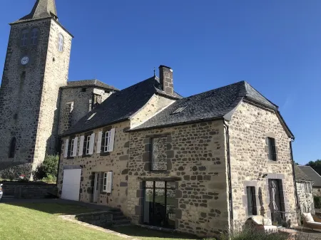 Typical Cantal house in pretty village at 1000m altitude! Comfort/cosy