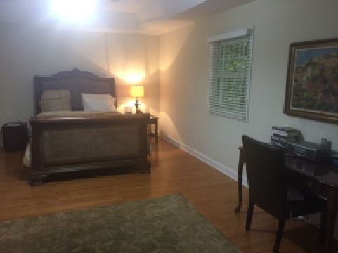 Beautifully Decorated Ranch, minutes from Lakefront, Beach and Downtown