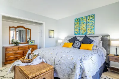 Step from the patio into the Little River. Walking distance to AWESOME!