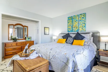 Step from the patio into the Little River. Walking distance to AWESOME! Отели в г. Таунсенд