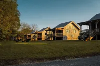 Couplesrelaxingcreeksidetinycabin Near CenterHillLake & Rockislandstatepark