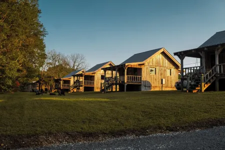 Couplesrelaxingcreeksidetinycabin Near CenterHillLake & Rockislandstatepark