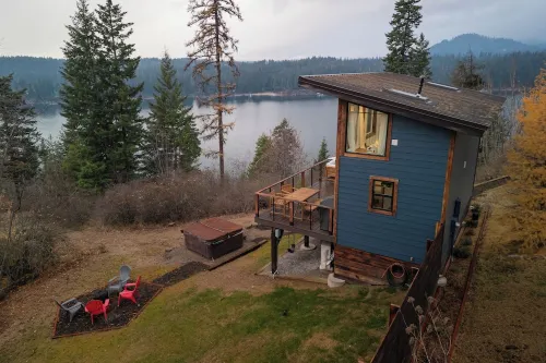 Tiny House on Hayden Lake with beach access and hot tub