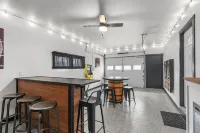 Green Bay Getaway - 4 minute walk to Lambeau and Resch Center 그린베이 호텔