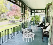 Queen Victorian Home, Walking distance to downtown Hotels in Adrian