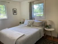 Cozy home with large yard oasis! Hotels in Aloha