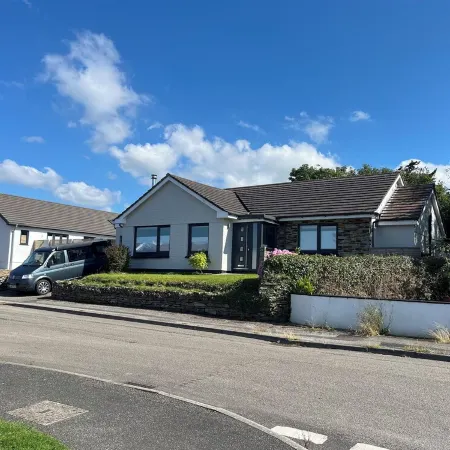 Detached 3 bed 3 bath home 7 mins walk to Padstow Harbour- Pet Friendly Parking