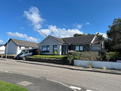 Detached 3 bed 3 bath home 7 mins walk to Padstow Harbour- Pet Friendly Parking Hotels in der Nähe von Harlyn Bay Beach