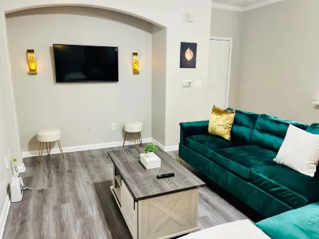 Beautiful Queen Unit- Houston Suburbs