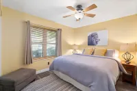 HUGE, heated pool. Family friendly, toys for all!  Big & beautiful backyard! Hotels near Hope Ave