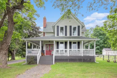 NEW Charming & Spacious Farmhouse Retreat in Grass Lake, MI Hotels in 