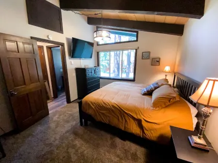 Spacious Updated 4BR Condo Next To Shuttle Stop!