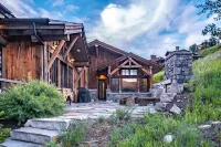 Fox Trot Cabin- On Mountain, Fabulous Views, Hot Tub, Walk to Ski Lifts