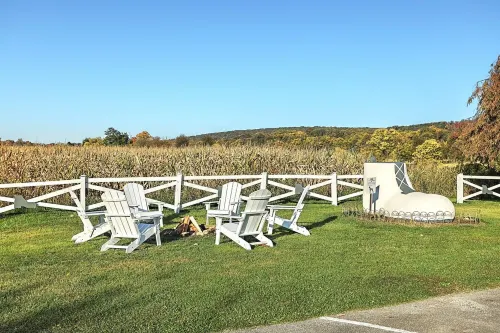 Iconic "Haines Shoe House" - Hot Tub & Firepit - Featured On HGTV